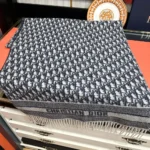 Sciarpa Dior Unisex Oblique in cashmere écru e blu navy