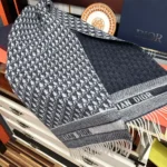 Sciarpa Dior Unisex Oblique in cashmere écru e blu navy