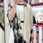 Foulard carré unisexe Dior Paris 90 en twill de soie écru et noir