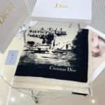 Foulard carré unisexe Dior Paris 90 en twill de soie écru et noir