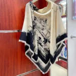 Foulard carré unisexe Dior Paris 90 en twill de soie écru et noir