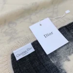 Foulard carré unisexe Dior Paris 90 en twill de soie écru et noir