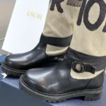 Stivali Dior da donna D-Major in tela tecnica color talpa caldo con stampa graffiti Miss Dior nera