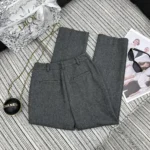 Pantaloni da donna Dior in tweed di lana vergine grigio