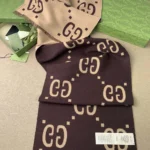 Sciarpa unisex Gucci in lana e seta jacquard GG - Marrone 4955924G3502179