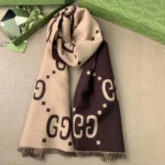 Sciarpa unisex Gucci in lana e seta jacquard GG - Marrone 4955924G3502179