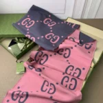 Bufanda unisex Gucci de lana y seda jacquard con GG - Rosa ‎5580073G6361272