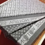 Louis Vuitton Unisex Lock And Go Shine Shawl-Black M93278