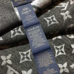 Louis Vuitton Unisex Lock And Go Shine Shawl-Black M93278