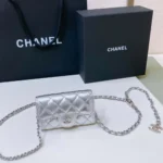 Borsa a tracolla trapuntata in pelle di agnello metallizzata CC Chanel da donna, argento