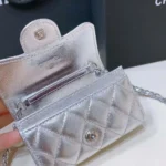 Borsa a tracolla trapuntata in pelle di agnello metallizzata CC Chanel da donna, argento