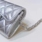Borsa a tracolla trapuntata in pelle di agnello metallizzata CC Chanel da donna, argento