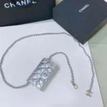 Borsa a tracolla trapuntata in pelle di agnello metallizzata CC Chanel da donna, argento