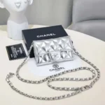 Borsa a tracolla trapuntata in pelle di agnello metallizzata CC Chanel da donna, argento