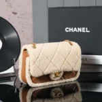 Borsa a patta da donna Chanel in pelle di agnello e montone, metallo color oro