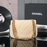 Borsa a patta da donna Chanel in pelle di agnello e montone, metallo color oro