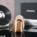 Borsa a patta da donna Chanel in pelle di agnello e montone, metallo color oro