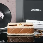 Borsa a patta da donna Chanel in pelle di agnello e montone, metallo color oro