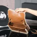 Borsa a patta da donna Chanel in pelle di agnello e montone, metallo color oro