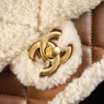 Borsa a patta da donna Chanel in pelle di agnello e montone, metallo color oro