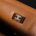 Borsa a patta da donna Chanel in pelle di agnello e montone, metallo color oro