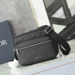Sac messager zippé Dior Men Rider 2.0 en cuir Dior Gravity noir et cuir de veau grainé noir