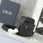 Sac messager zippé Dior Men Rider 2.0 en cuir Dior Gravity noir et cuir de veau grainé noir