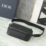 Sac messager zippé Dior Men Rider 2.0 en cuir Dior Gravity noir et cuir de veau grainé noir