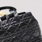 Dior Damen Große Dior Toujours Tasche Schwarzes Macrocannage-Kalbsleder in Knitteroptik