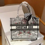 Bolso tote mediano Dior Book para mujer con bordado Latte M1296ZEDO