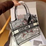Bolso tote mediano Dior Book para mujer con bordado Latte M1296ZEDO