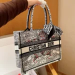 Bolso tote mediano Dior Book para mujer con bordado Latte M1296ZEDO