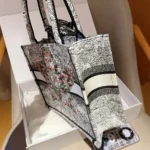 Bolso tote mediano Dior Book para mujer con bordado Latte M1296ZEDO