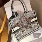 Bolso tote mediano Dior Book para mujer con bordado Latte M1296ZEDO