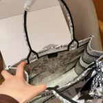 Bolso tote mediano Dior Book para mujer con bordado Latte M1296ZEDO