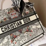 Bolso tote mediano Dior Book para mujer con bordado Latte M1296ZEDO