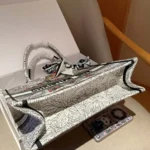 Bolso tote mediano Dior Book para mujer con bordado Latte M1296ZEDO