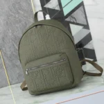 Zaino Dior Unisex Rider 2.0 con cerniera in pelle Dior Gravity color cachi e pelle di vitello martellata color cachi