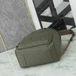 Zaino Dior Unisex Rider 2.0 con cerniera in pelle Dior Gravity color cachi e pelle di vitello martellata color cachi