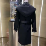 Cappotto con cappuccio da donna Louis Vuitton LV - Nero e bianco 1A4PE7