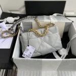 Borsa a mano Chanel da donna modello 19 in pelle di agnello lucida color oro, color argento e rutenio-grigio chiaro