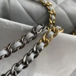 Borsa a mano Chanel da donna modello 19 in pelle di agnello lucida color oro, color argento e rutenio-grigio chiaro