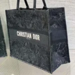 Borsa a tracolla grande Dior da donna, nera, con ricamo a farfalla in pizzo a D