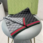 Écharpe unisexe Gucci en laine et soie jacquard GG - Noir