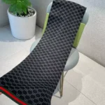 Écharpe unisexe Gucci en laine et soie jacquard GG - Noir