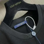 Louis Vuitton Herren Geprägtes LV T-Shirt-Schwarz 1AGIJ4