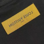 Louis Vuitton Herren Geprägtes LV T-Shirt-Schwarz 1AGIJ4