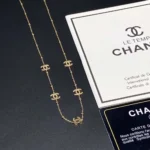 Collana lunga Chanel CC da donna in metallo
