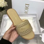 Claquettes Dior D-Lane pour femme en cuir de veau beige à motif microcannage ajouré