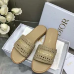 Claquettes Dior D-Lane pour femme en cuir de veau beige à motif microcannage ajouré